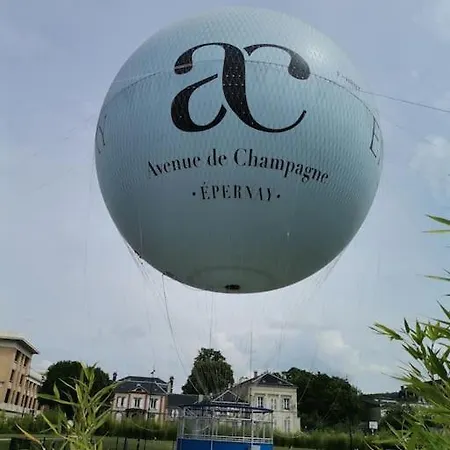 Bel Appart 2/4 Pers Centre-ville Avec Garage Prive 에페르네이
